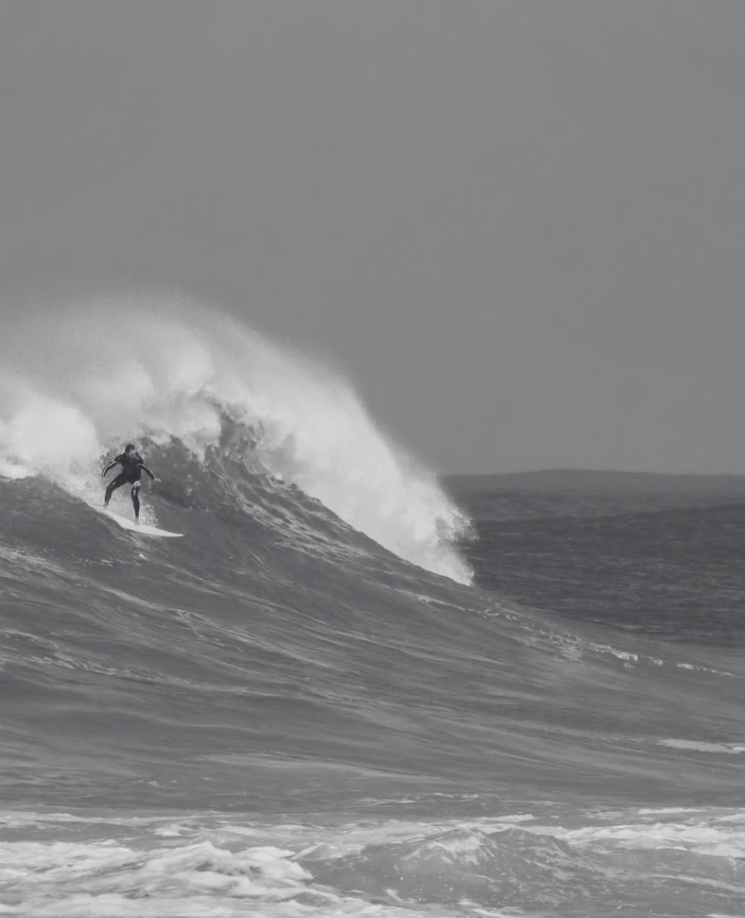 Márcio Faraco surfando onda grande