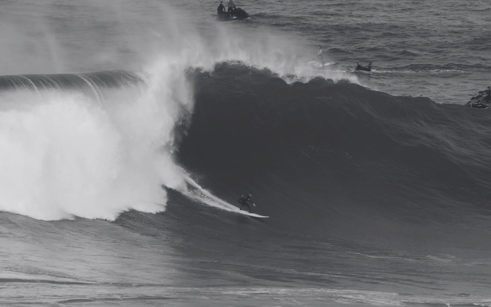 Fabiano Wainberg surfando ondas gigantes em Nazaré